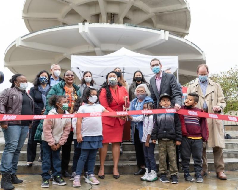 Mayor London Breed, children from Rosa Parks Elementary, and Rep. Scott Weiner cut the ribbon